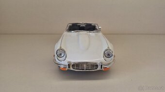 1:18 JAGUAR E-TYPE - 8