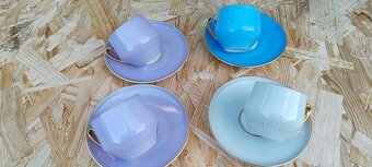 Různé hrnky a 2 skleněné frťany - 8