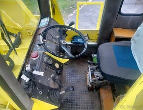 3x nakladač ZTS UNK 320 - 8