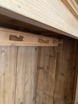 Prodám starožitnou vyřezávanou skříň z roku 1876 - 8