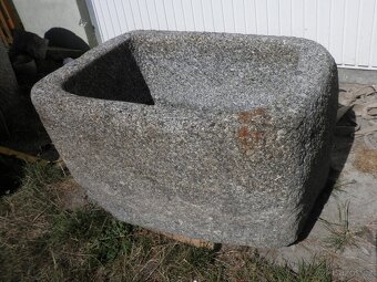 stará kamenná žulová stírka kaménka napaječka koryto - 8