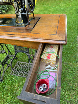 Robustní litinový šicí stroj Gritzner „V“ z roku 1920 - 8