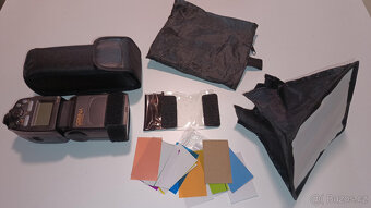 Zrcadlovka Nikon D7200 a hromada příslušenství - 8