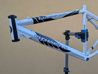 rám Apache Blackhawk 19" - 8