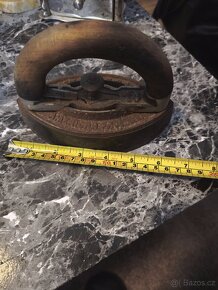 Starý kafe mlýnek,svícen, žehlička,nožík. - 8