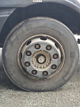 Hákový nosič kontejnerů AVIA - 8