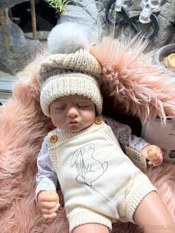 Luxusní realistická panenka v kulichu N.O.V.Á. - 8