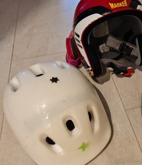 Dřevěný domeček, police,HRY,  DVD, a přilby cyklo a lyžařská - 8