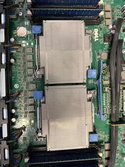 Dell PowerEdge R610 – 2× Xeon 2,4, 12GB RAM, RAID, 2× PSU - 8