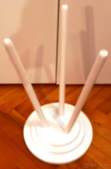 Květinový stolek na trojnožce bílý.. - 8