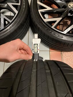 Alu kola Škoda R19 5X112 LETNÍ PNEU 225/35 R19 HELIX - 8