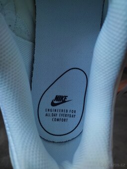 Prodám 2 páry NIKE, nenošené - pouze vyzkoušené - 8