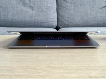 JAKO NOVÝ Apple MacBook Pro 13" - 8GB RAM / 512GB SSD - 8
