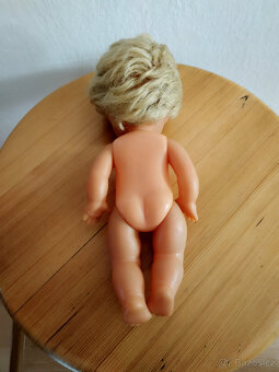 Retro sada - postýlka s přikrývkami a panenkou v bodýčku - 8