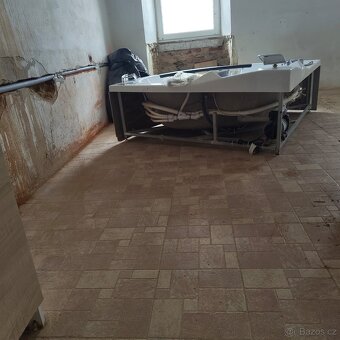 Velká hydromasážní vířivá vana - 8