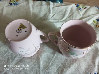 Retro růžové hrnky malovane buclaky - 8