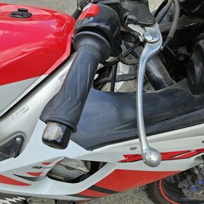 YAMAHA R6 - 8