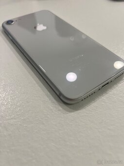 Iphone 8, 64GB barva bílá - 8