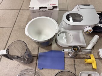 Multifunkční kuchyňský robot Bosch MUM 54240 - 8