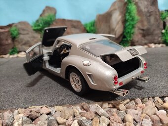 prodám model 1:18 Ferrari 250 GT Berlinetta - 8