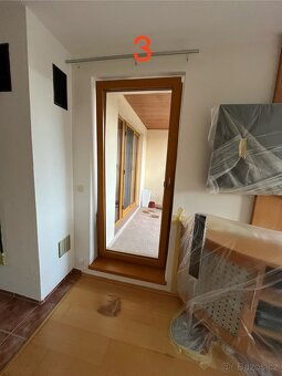 Hnědá plastová okna a balkonové dveře - 8