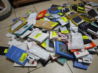 1000 kusů obalů na telefony a ochranných skel - 8