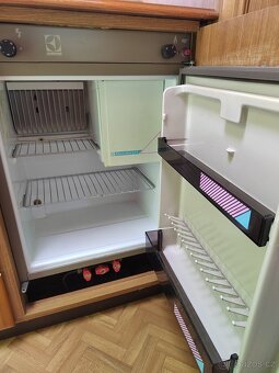 Obytný karavan Hobby 380 s predstanem - 8