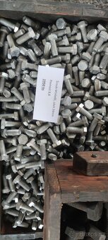 Velký výběr spojovacího materiálu (šrouby různé),podložky - 8
