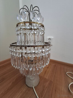 KŘIŠŤÁLOVÝ LUSTR A POKOJOVÁ LAMPA. - 8