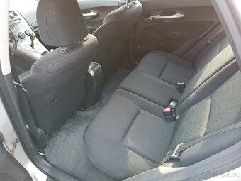 Auris. 94000km. Automatická prevodovka - 8