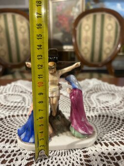 starožitná porcelánová soška – Kalvárie / Ukřižování Krista - 8