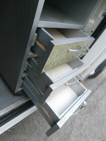 Skříňka dřevěná se zásuvkami uzamykatelná za 500 kč - 8