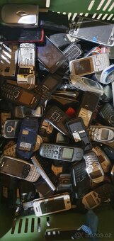 Bedna(cca 433ks) mobilních telefonů1ks 35kč - 8