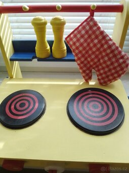 HRAČKA DŘEVĚNÁ KUCHYŇKA A DŘEV. NÁDOBÍ, ŽEHLIČKA, SOLNIČKY - 8