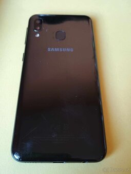 Samsung Galaxy A20E s pouzdrem - 8