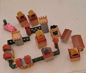 Cinovy figurky a plastové podstavce - 8