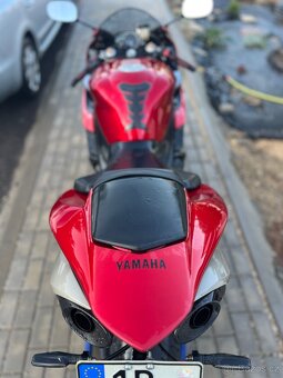 Yamaha r1 - 8