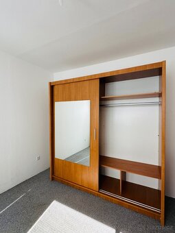 Krásná šatní skříň vyrobená na zakazku - 8