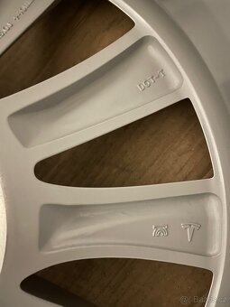 Original zimni Tesla Model S r19 + 245/45/19 100% - 8