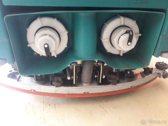 Podlahový mycí stroj Tennant 7100 Disk 80 sedící obsluha - 8