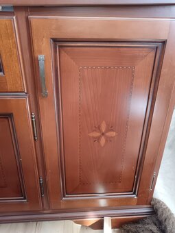 Komoda, postel, stůl - 8