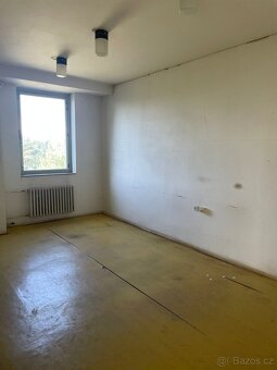 Pronájem haly cca 810m2 včetně kanceláří u metra Hůrka Praha - 8