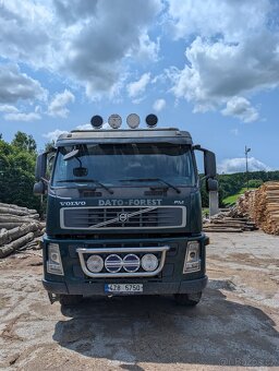 Nákladní automobil pro přepravu dřeva značky Volvo 6 x 6 - 8