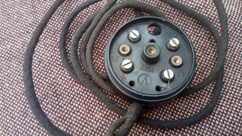Tesla - starý bakelitový telefon s kličkou. - 8