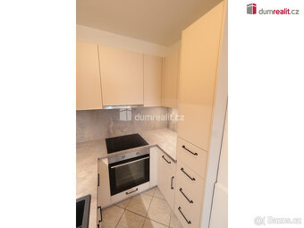 Světlý byt 2+kk, 43 m2 +2,5 m2 sklep, 8.patro, OV, panel po - 8