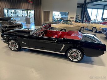 Ford Mustang Convertible - 8