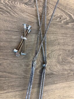 Dvě postele s rošty a matracemi - 8