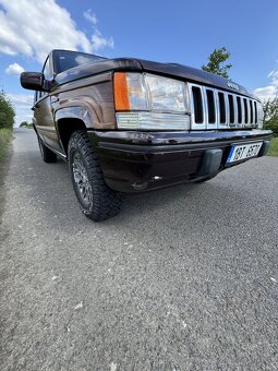 Jeep Wagoneer V8 - 8