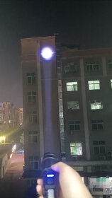 výkonná led baterka - 8