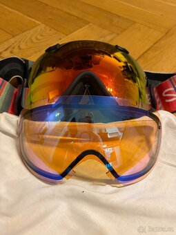 Snowboard, vázání, brýle - 8